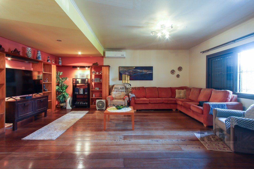 Casa a venda com 03 dormitórios, living 03 ambientes com vista para o Rio.