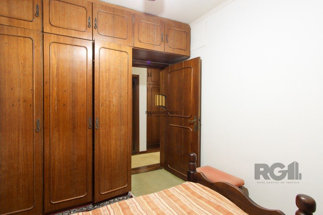 Casa a venda com 03 dormitórios, living 03 ambientes com vista para o Rio.