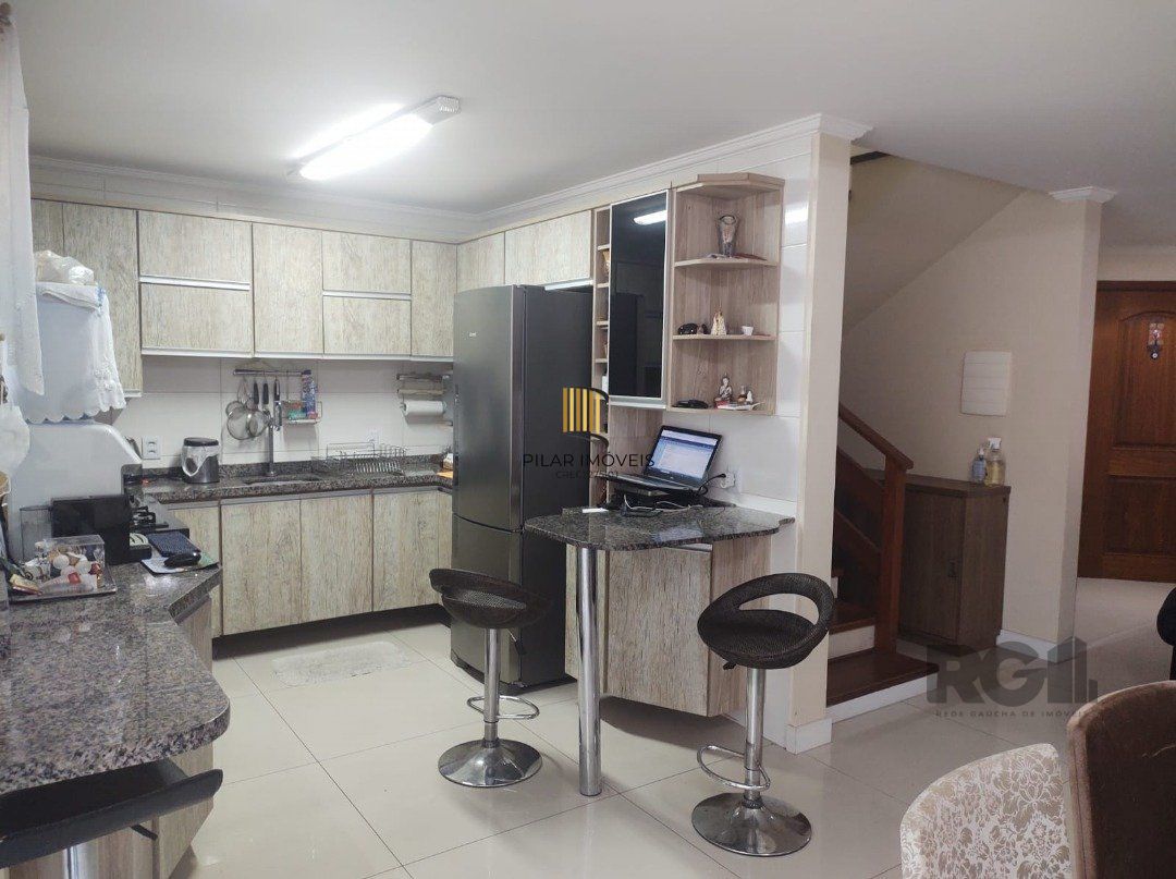 Linda Casa de Três Pavimentos, Finamente Decorada, Pronta para Morar!