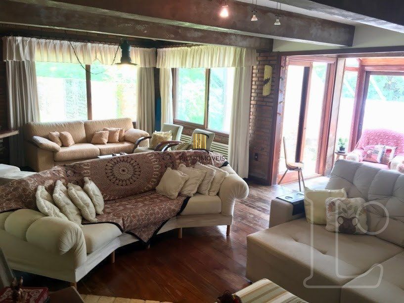 Casa para Venda - 570m², 3 dormitórios, sendo 1 suites, 2 vagas - Hípica