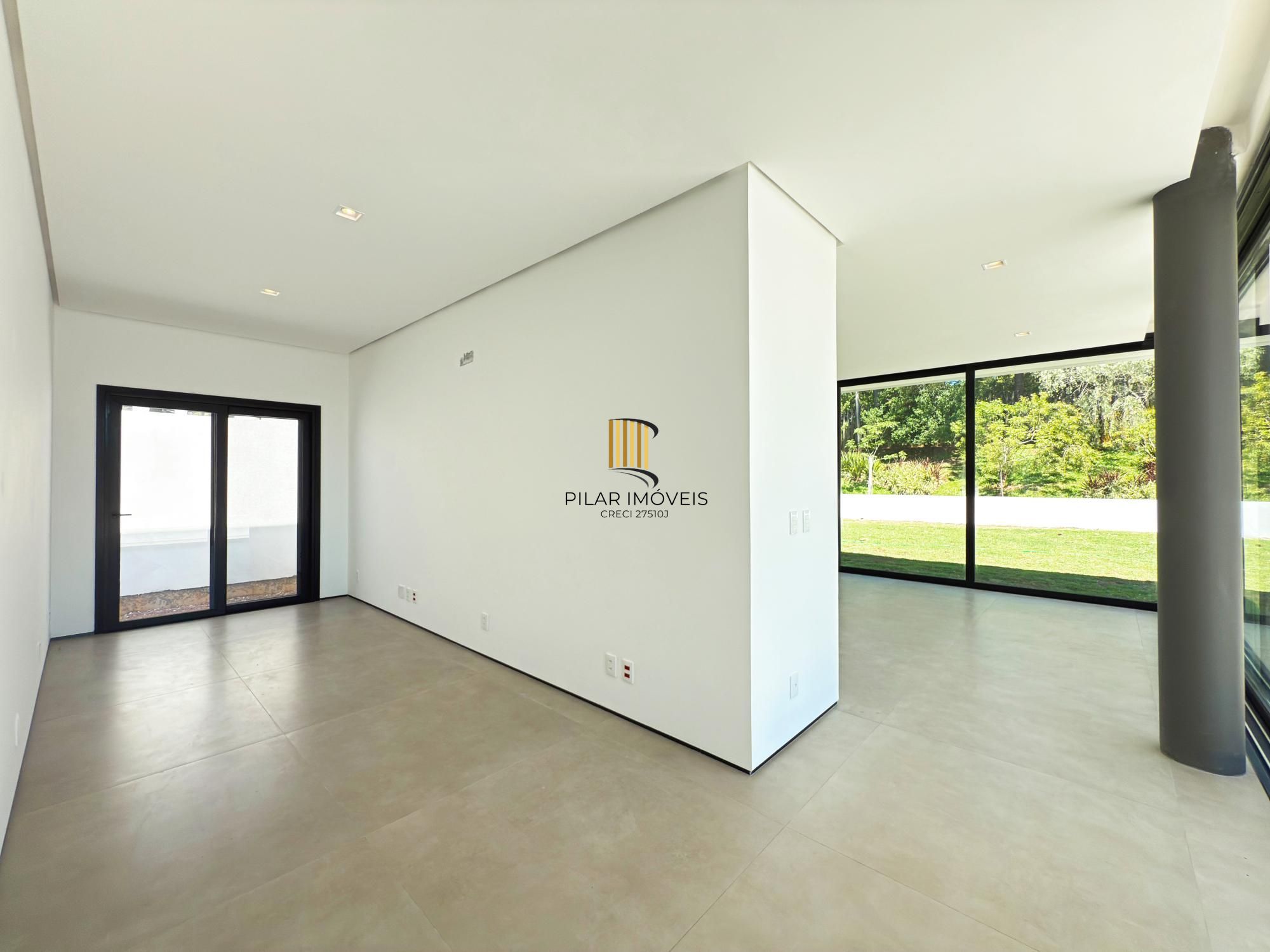 A casa conta com 434m2 de área construída, mas com um aproveitamento total dos 1.012m2 do lote