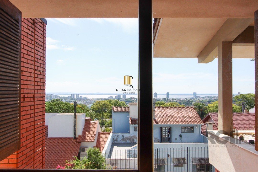 Casa com 4 dormitórios, sendo 1 suíte, com 2 vagas cobertas, no bairro Nonoai, Porto Alegre, RS