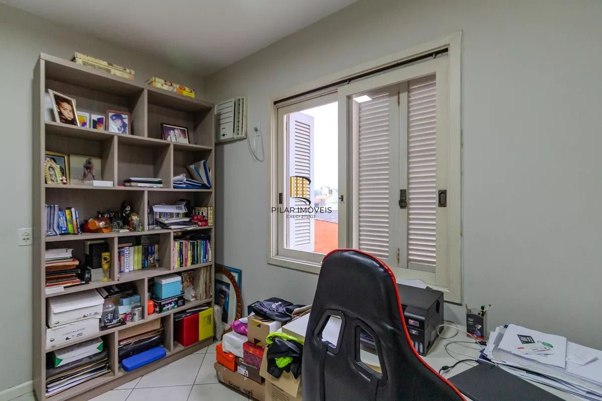 Casa de condomínio, 3 dormitórios, 1 suíte e 2 vagas cobertas no bairro Teresópolis.