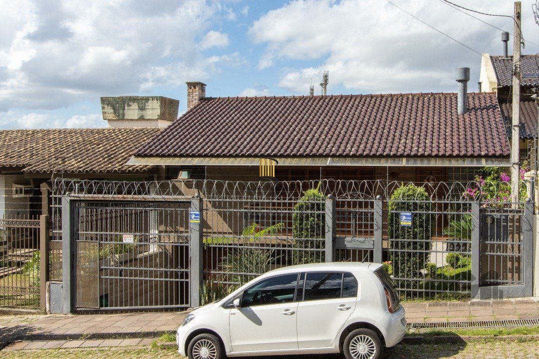 Casa 3 dormitórios no bairro Medianeira
