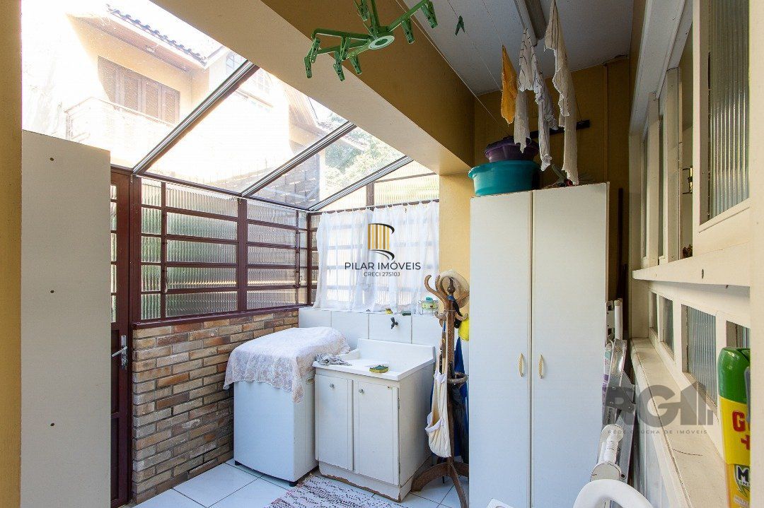 Casa tipo sobrado, com 3 dormitórios em Canoas