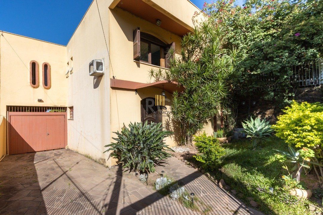 Sobrado com 345m² privativos, 3 suites, 2 vagas, churrasqueira. pátio com piscina - Bairro Cristal