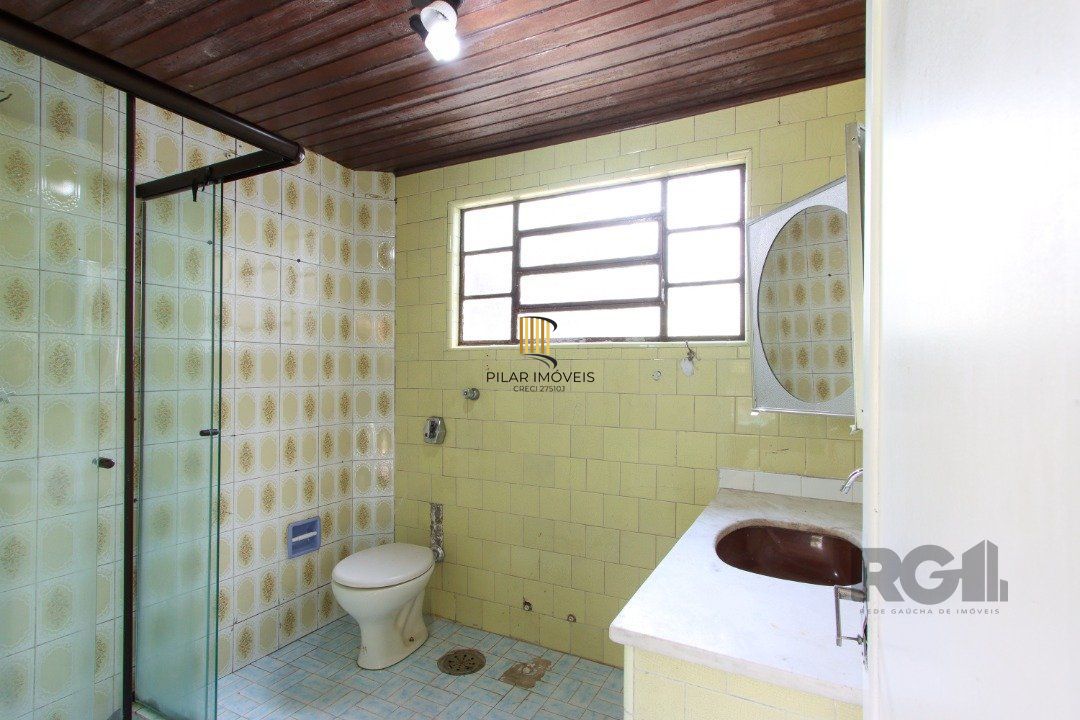 Casa mista com 4 dormitórios, 2 banheiros, 1 lavabo e 3 vagas a uma quadra da Av. Guaíba