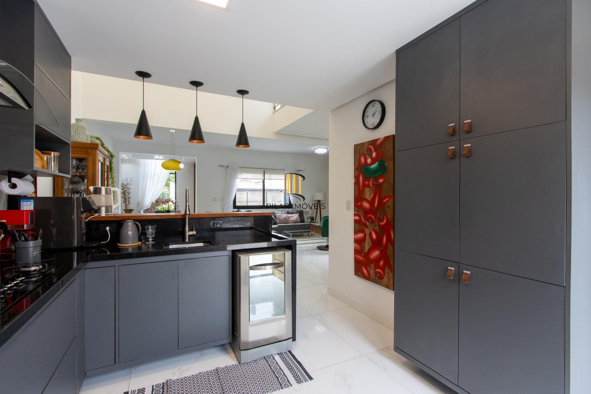 Excelente casa de alvenaria, 4 dormitórios, 2 suítes e 2 vagas de garagem.