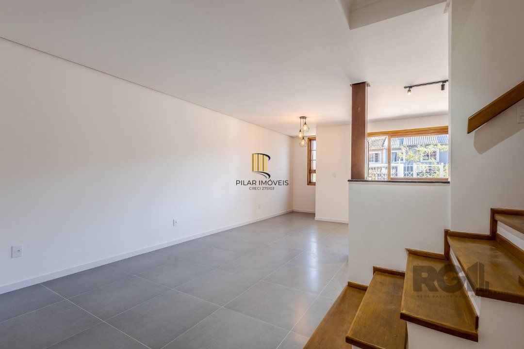 Casa 103m² - 3 dormitórios, 1 suíte, piscina, 2 vagas no bairro Hípica