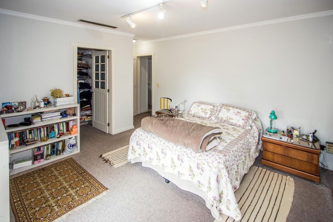 Casa para Venda - 489m², 4 dormitórios, sendo 2 suites, 3 vagas - Cristal