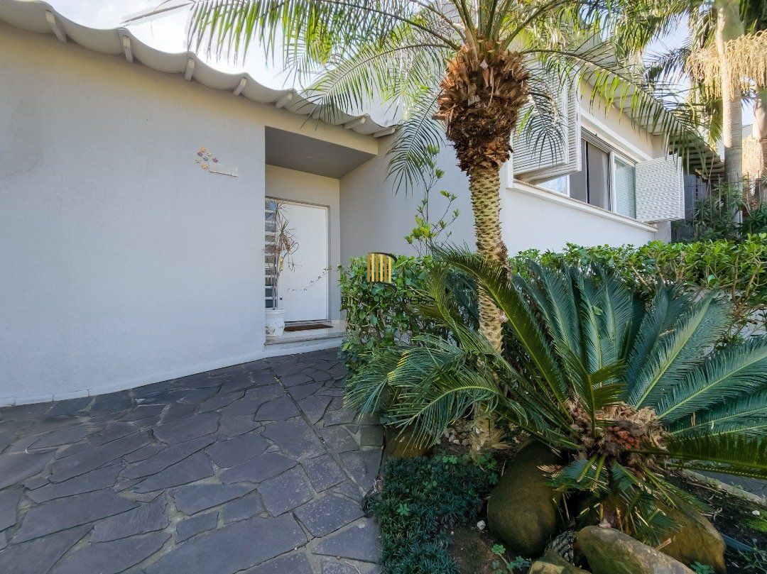 CASA TÉRREA REFORMADA, 3 QUARTOS, SUITE, PÁTIO - BAIRRO CRISTAL