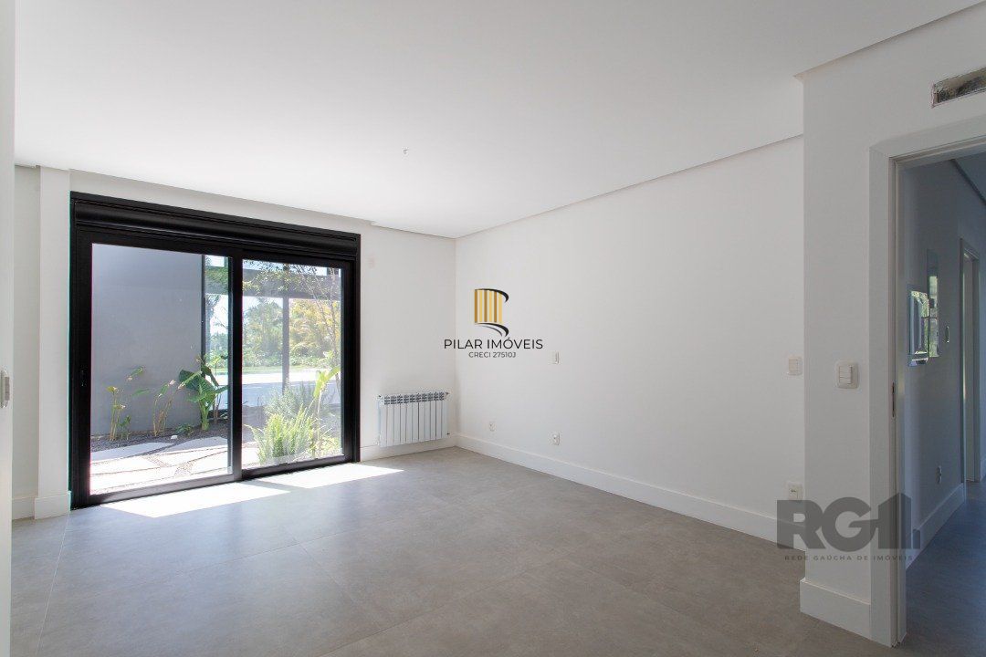 A Casa Le Mans, uma residência térrea de esquina com 389,48m2 de área coberta