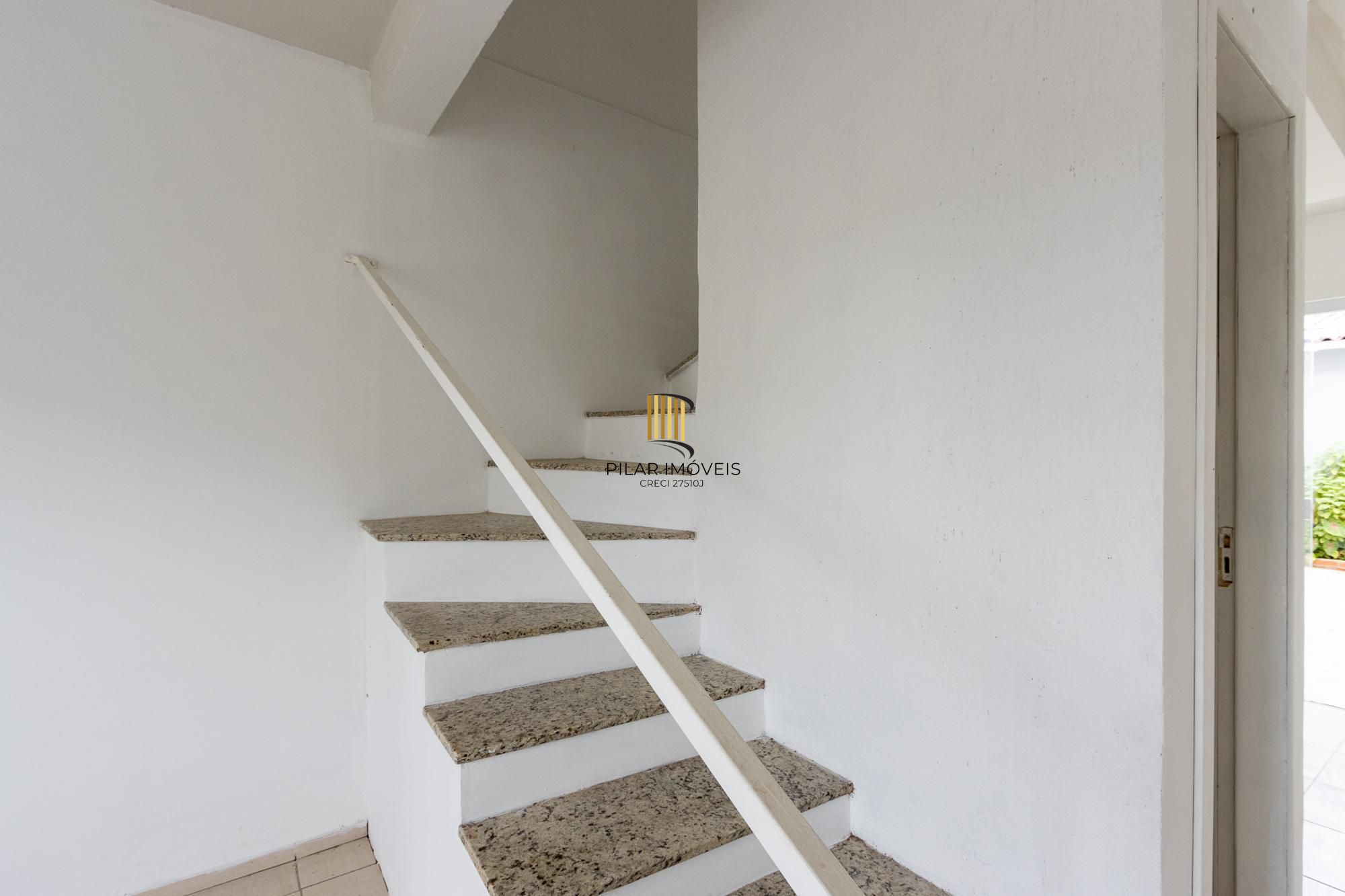 Casa (sobrado), 2 dormitórios, pátio - Bairro Hípica