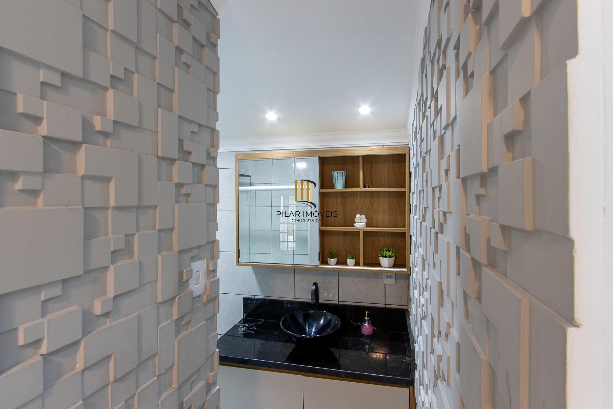 Casa de 4 dormitórios, 2 suítes, piscina, pátio e 2 vagas de garagem.