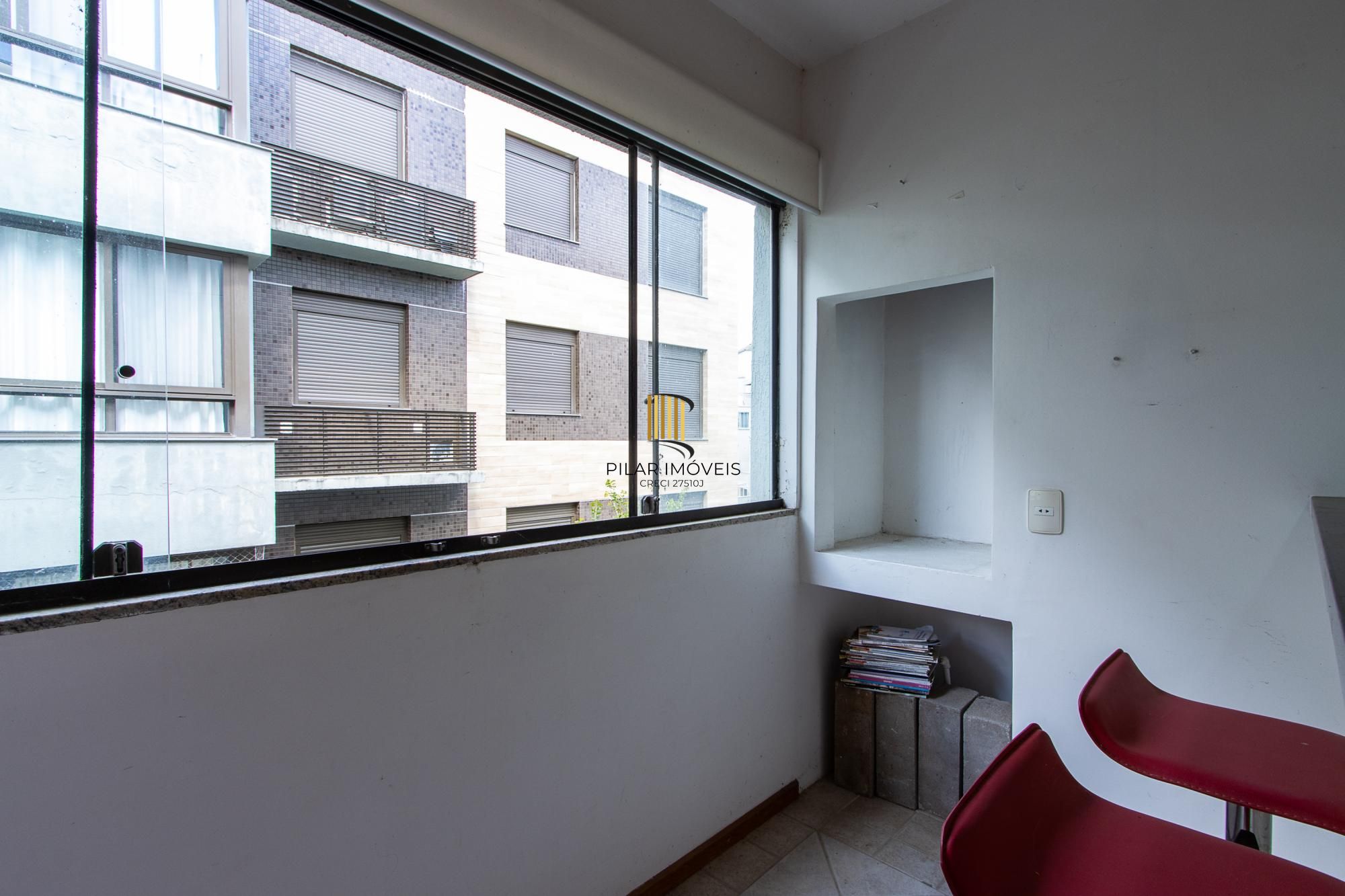 Apartamento com 2 dormitórios (reversível para 3) e 1 vaga escriturada  à venda no coração de Ipanema