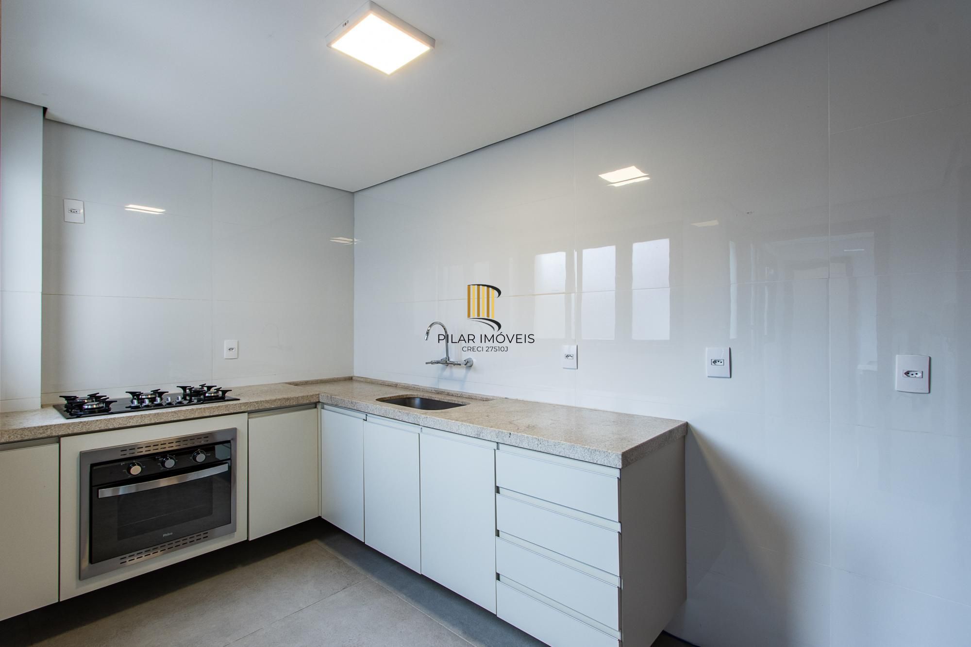 Apartamento com 114.02m², 3 dorm, Petrópolis com lareira e churrasqueira