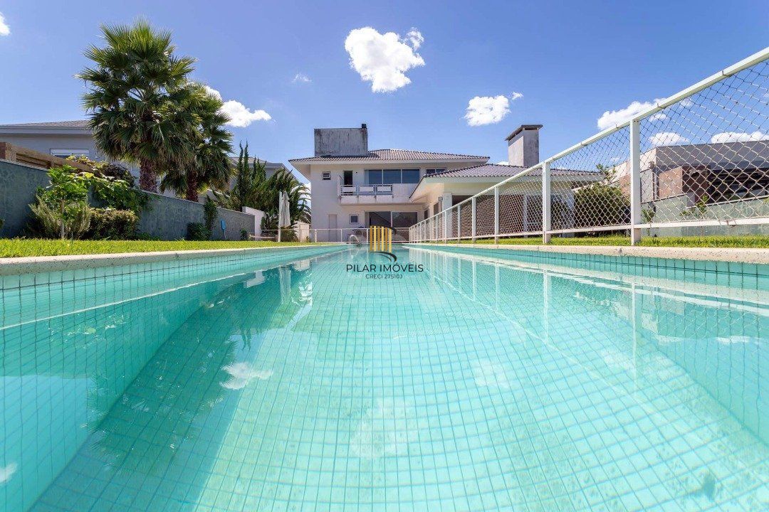 casa no Condomínio Terra Ville com 5 suítes, sendo duas suítes master, duas suítes americanas e uma suíte térrea.