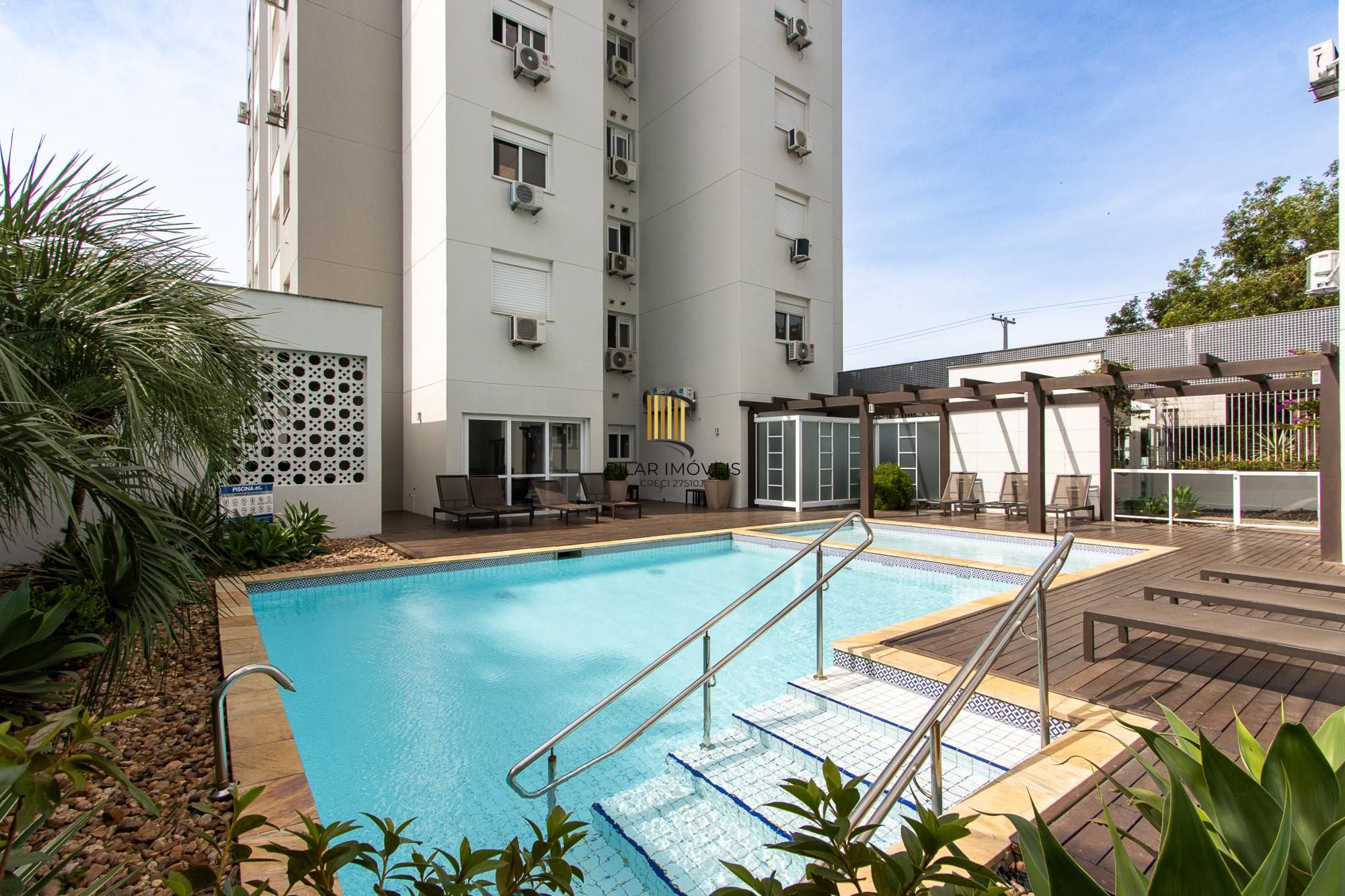 Apartamento de 2 dormitórios com suíte, churrasqueira e infraestrutura completa na Zona Sul de Porto Alegre.