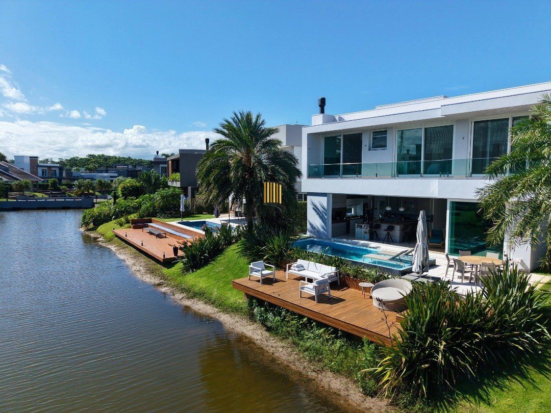 SOBRADO BEIRA LAGO À VENDA NO CONDOMÍNIO MALIBU 