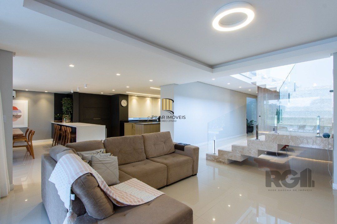 casa com  3 suítes no piso superior, mais 1 suíte no primeiro pavimento.