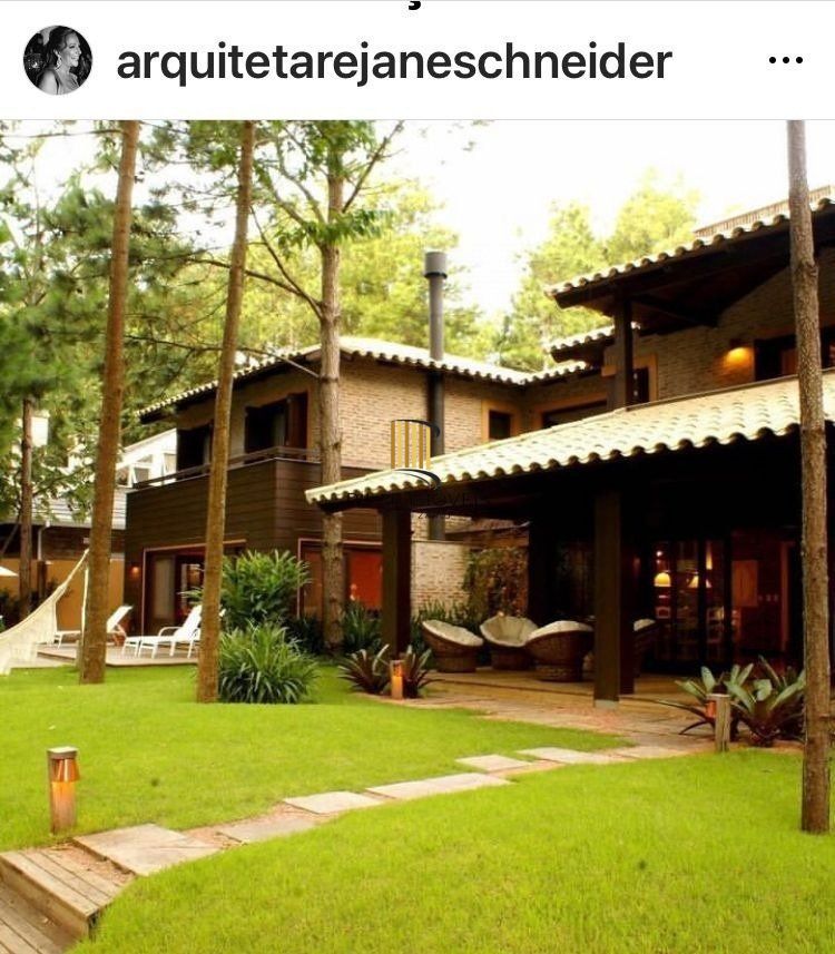 Casa com  griffe, no Condomínio Carmel, no coração do litoral norte, juntinho à Central de Atlântida,  entre bosques e ares de serra.