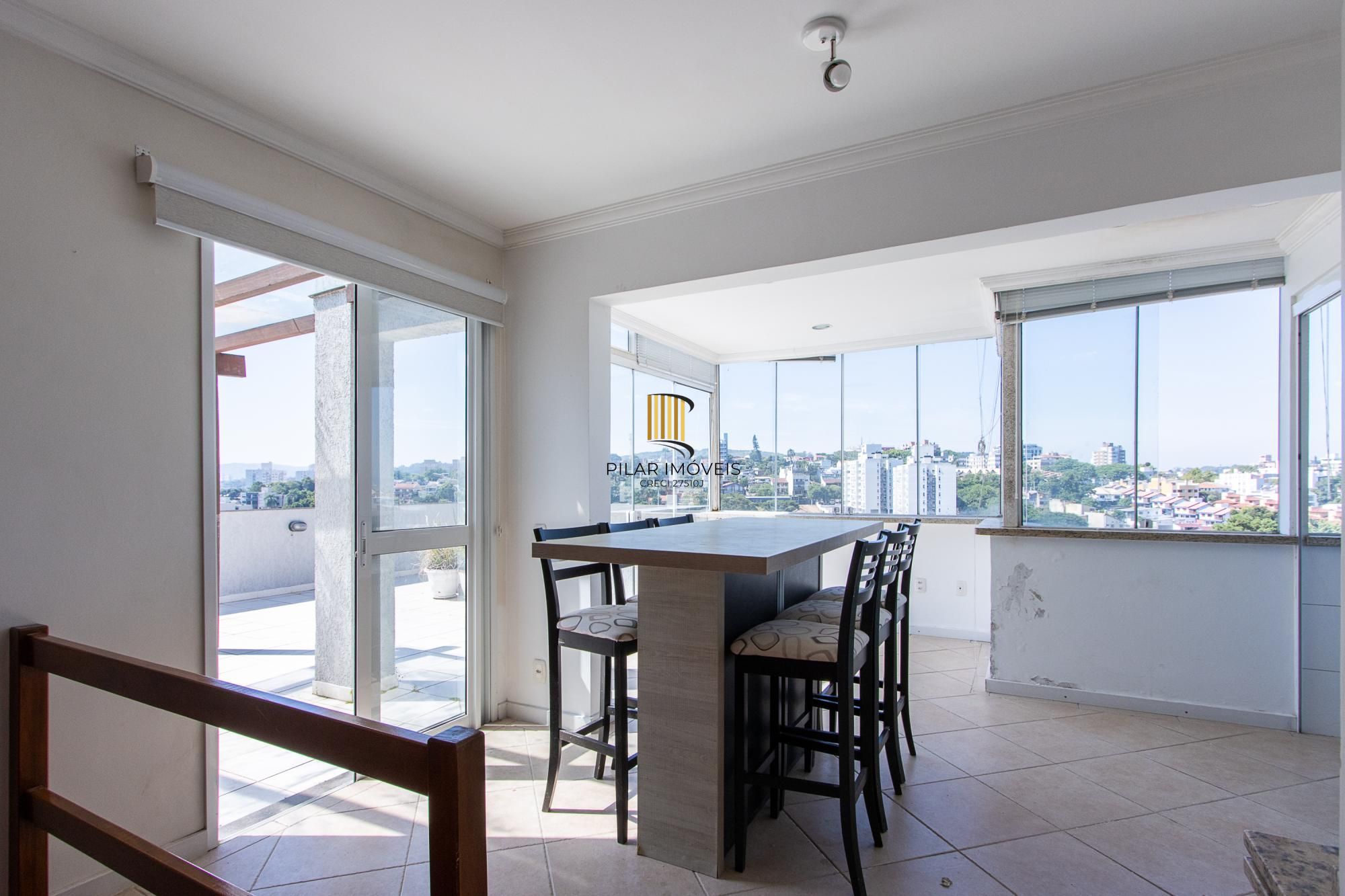 Cobertura de 3 dormitórios, 1 suíte e duas vagas de garagem no bairro Cristal.