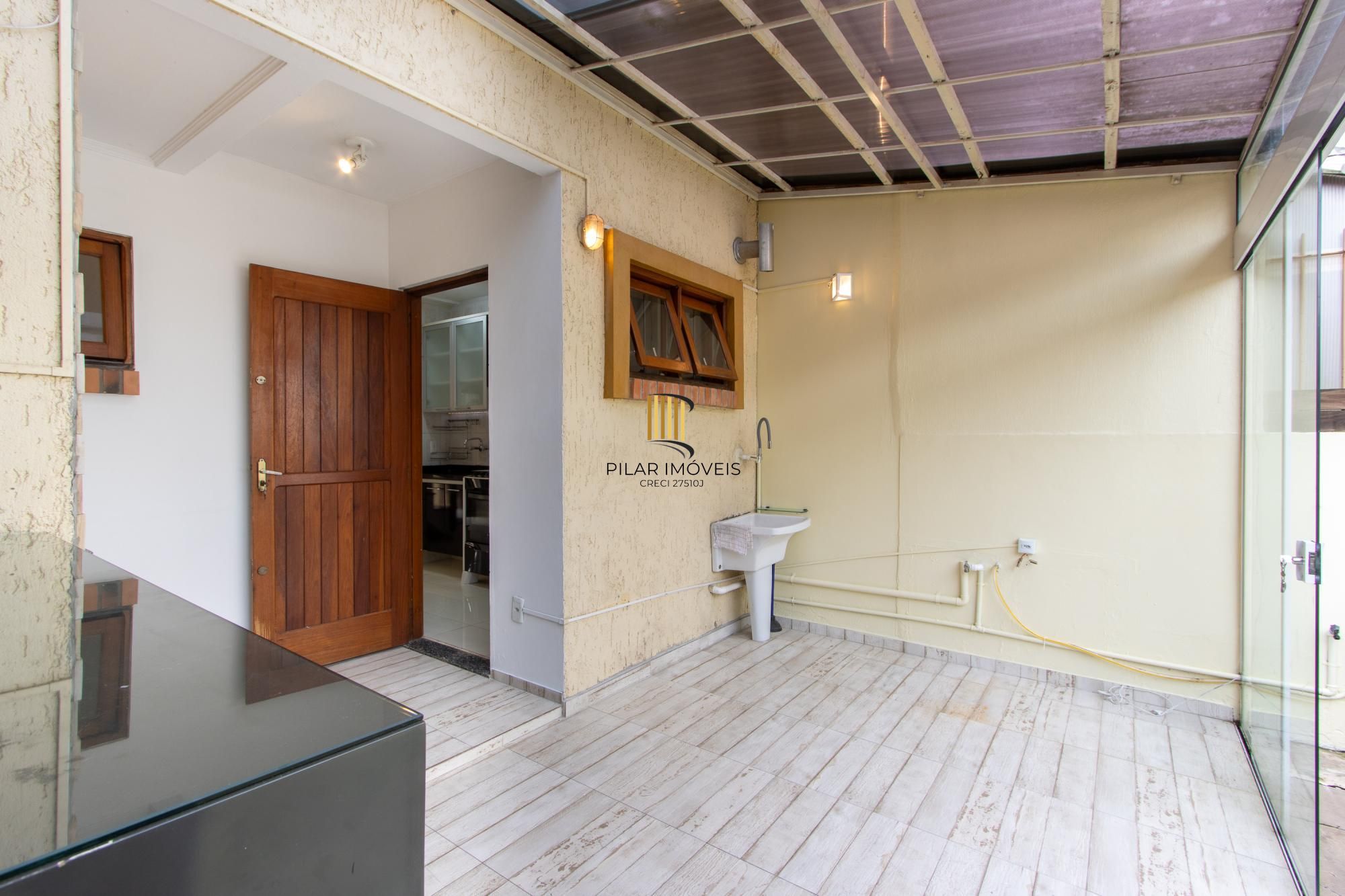 A casa possui 78m² de área construída, com um adicional de 20m²