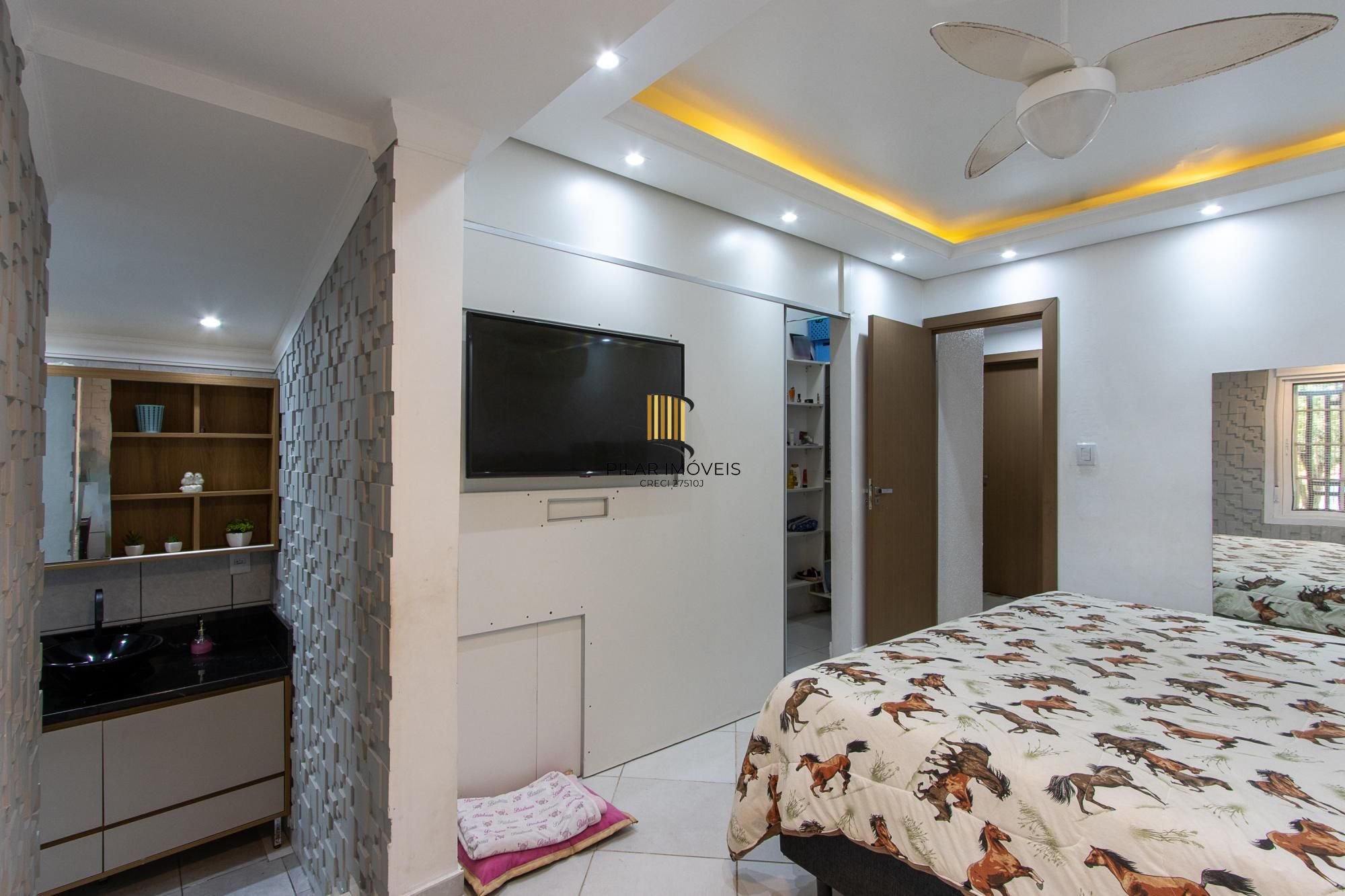 Casa de 4 dormitórios, 2 suítes, piscina, pátio e 2 vagas de garagem.