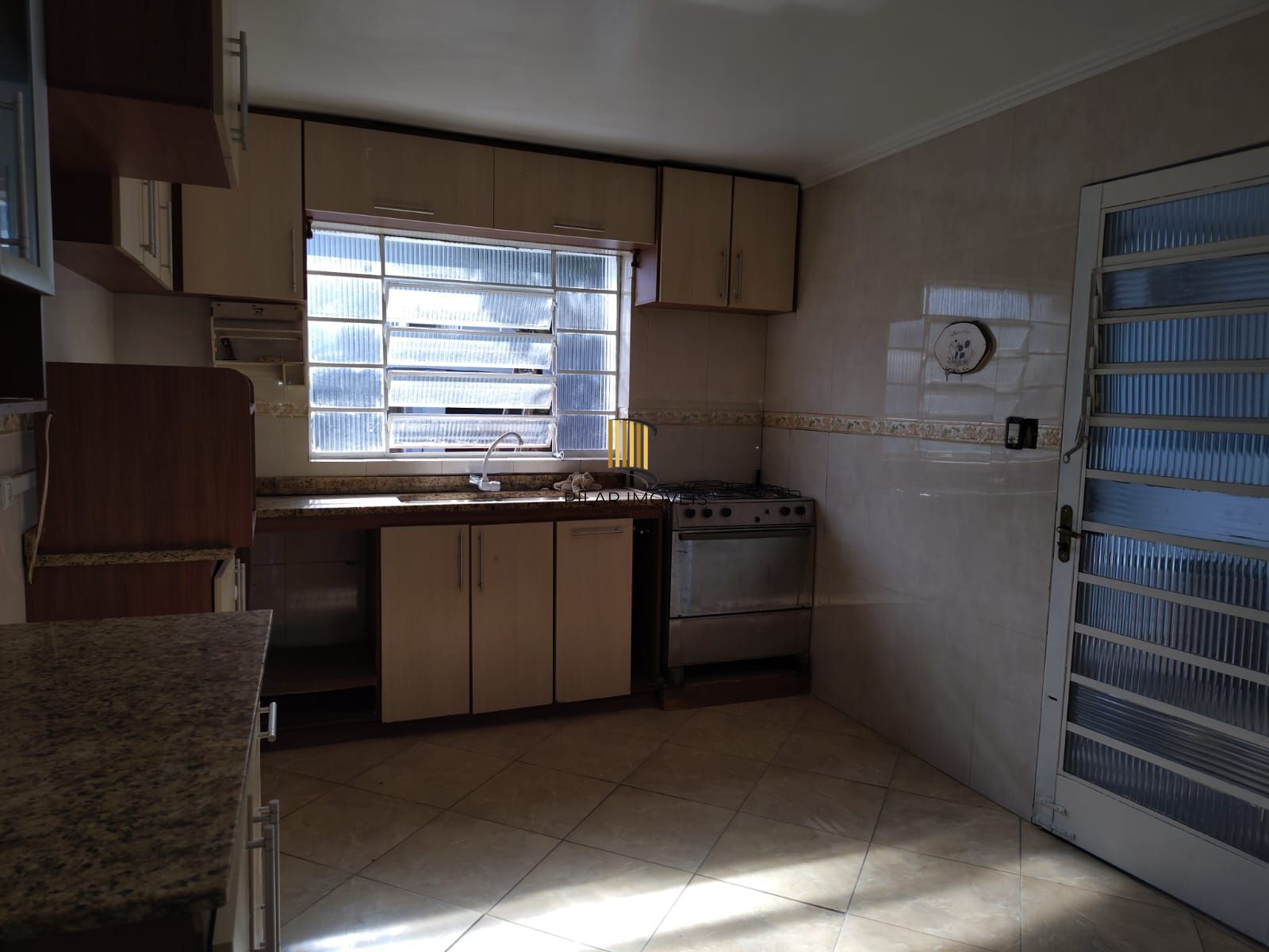 Casa de alvenaria, com 3 quartos, 1 suíte e 3 vagas de garagem.