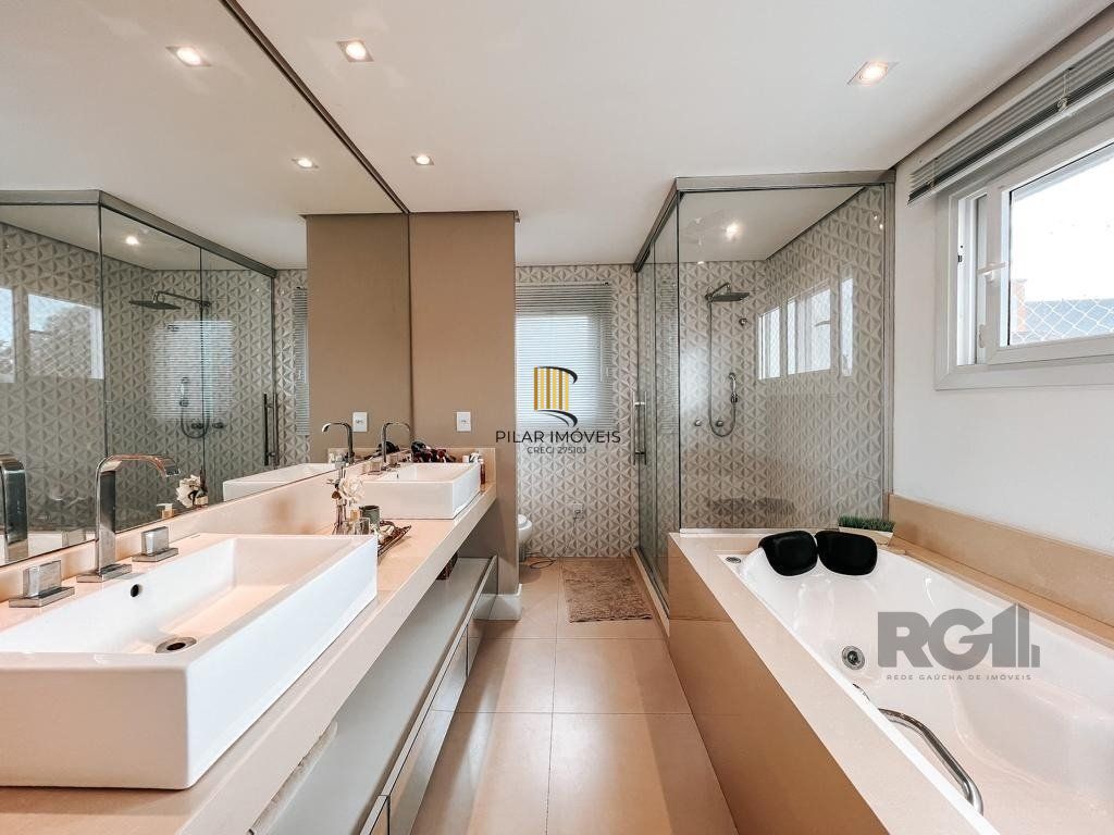 Excelente residência com aproximadamente 219m² privativos,