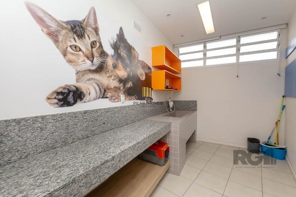 Apartamento andar alto que possui 2 dormitórios, sendo 1 súite, living para 2 ambientes, cozinha mobiliada, banheiro auxiliar