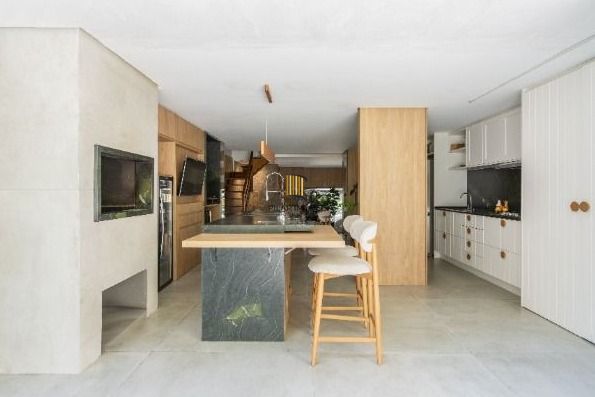 Casa com 3 suítes amplas, além de uma sala generoso com lareira e 2 vagas de garagem.