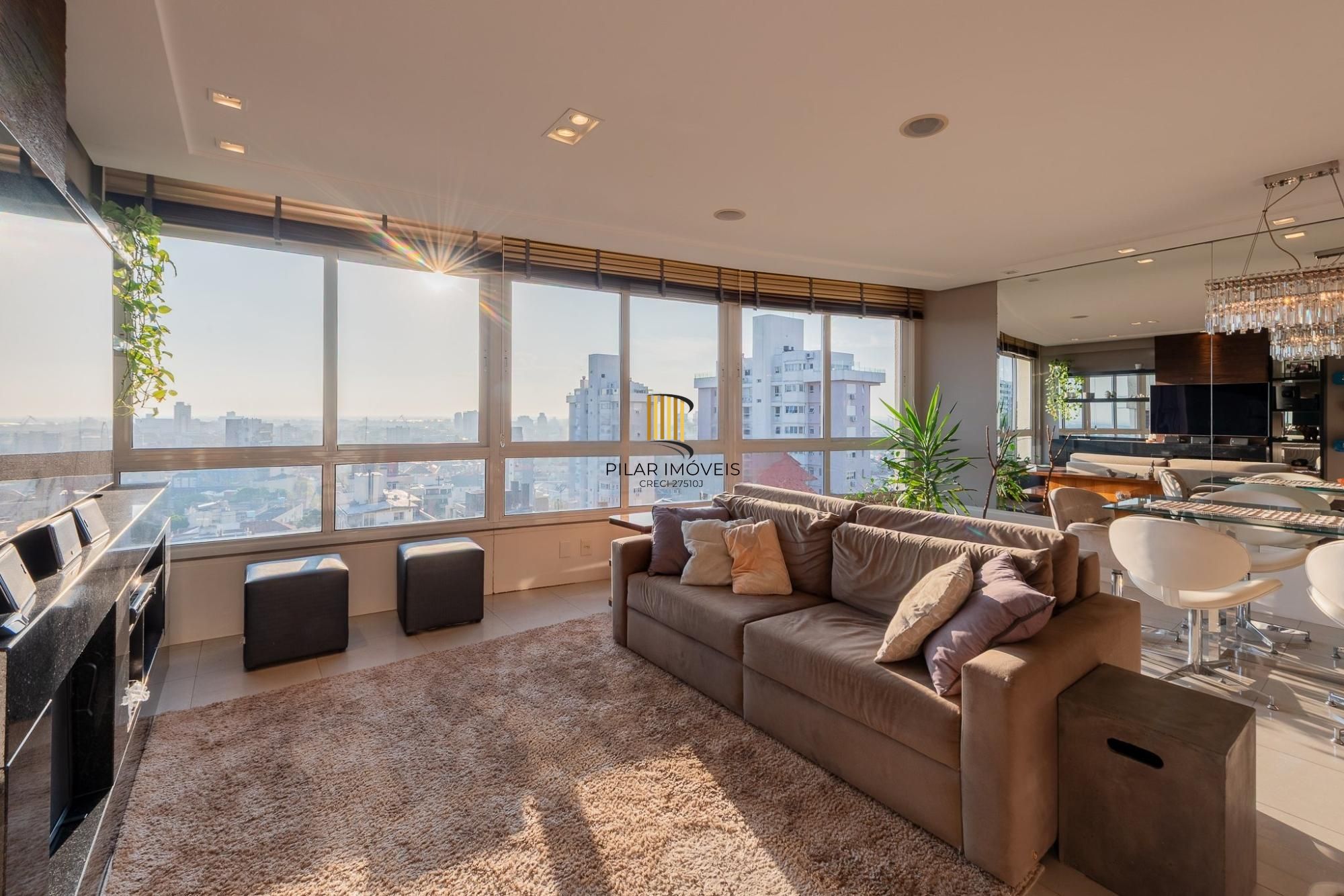 Apartamento amplo de 104m² com living iluminado, lareira e excelente localização