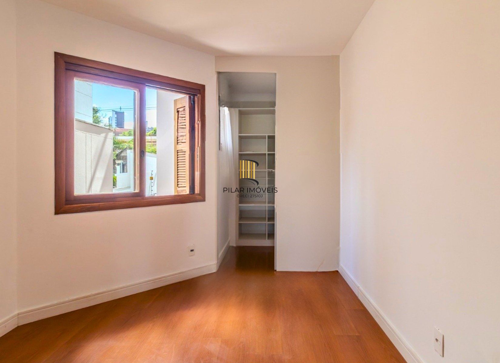 Apartamento com 114.02m², 3 dorm, Petrópolis com lareira e churrasqueira