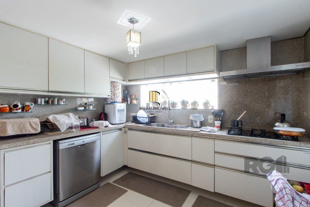 Casa em condominio . com 6 suites, sendo 3 suítes master com closet e hidro.