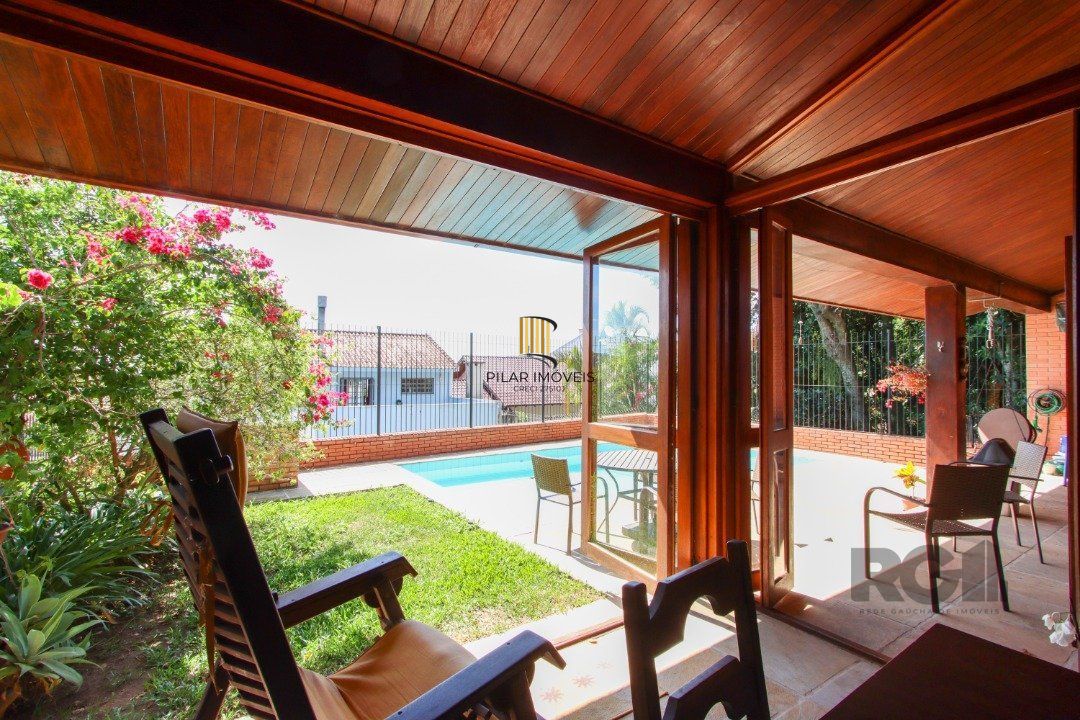 Casa com 4 dormitórios, sendo 1 suíte, com 2 vagas cobertas, no bairro Nonoai, Porto Alegre, RS