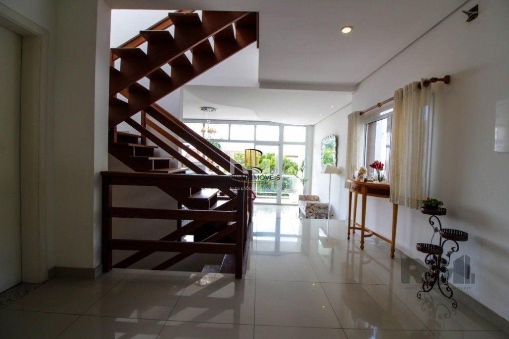 Casa para Venda - 300m², 3 dormitórios, sendo 1 suites, 4 vagas - Teresópolis