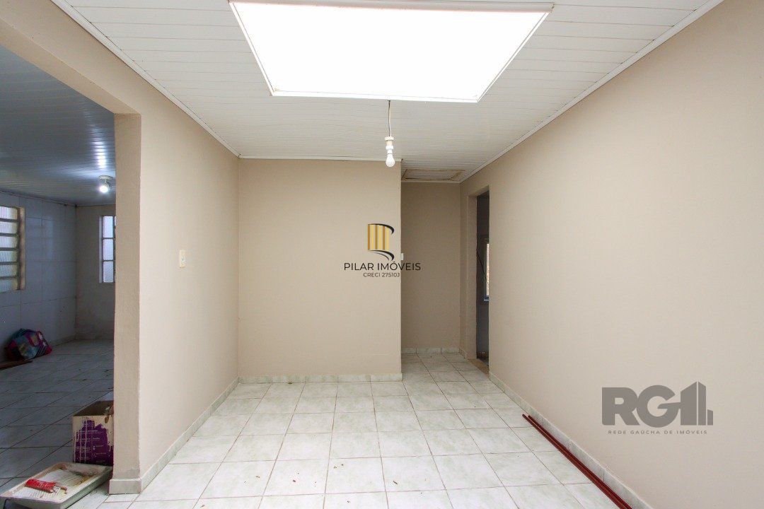 Casa com 109m² de área privativa, possui 02 dormitórios, living para 2 ambientes, cozinha, 2 banheiros