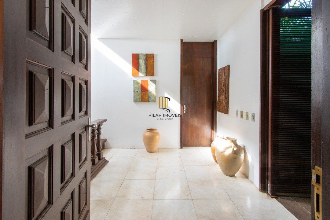 Casa com 724 m² privativos, 4 dormitórios sendo 4 suítes, 6 vagas sendo 3 cobertas