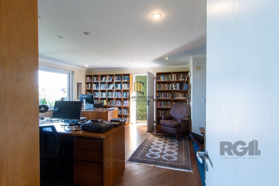 Casa deslumbrante vista do Guaiba, 3 dormitórios, sendo 1 suite master com closet e banheira de hidro com vista para o rio