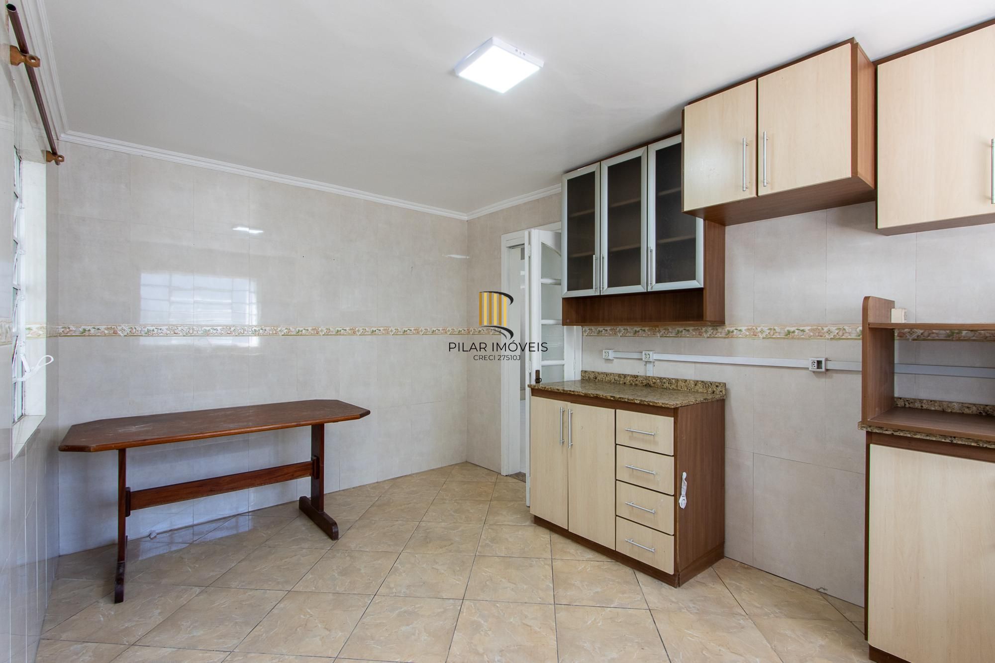 Casa de alvenaria, com 3 quartos, 1 suíte e 3 vagas de garagem.