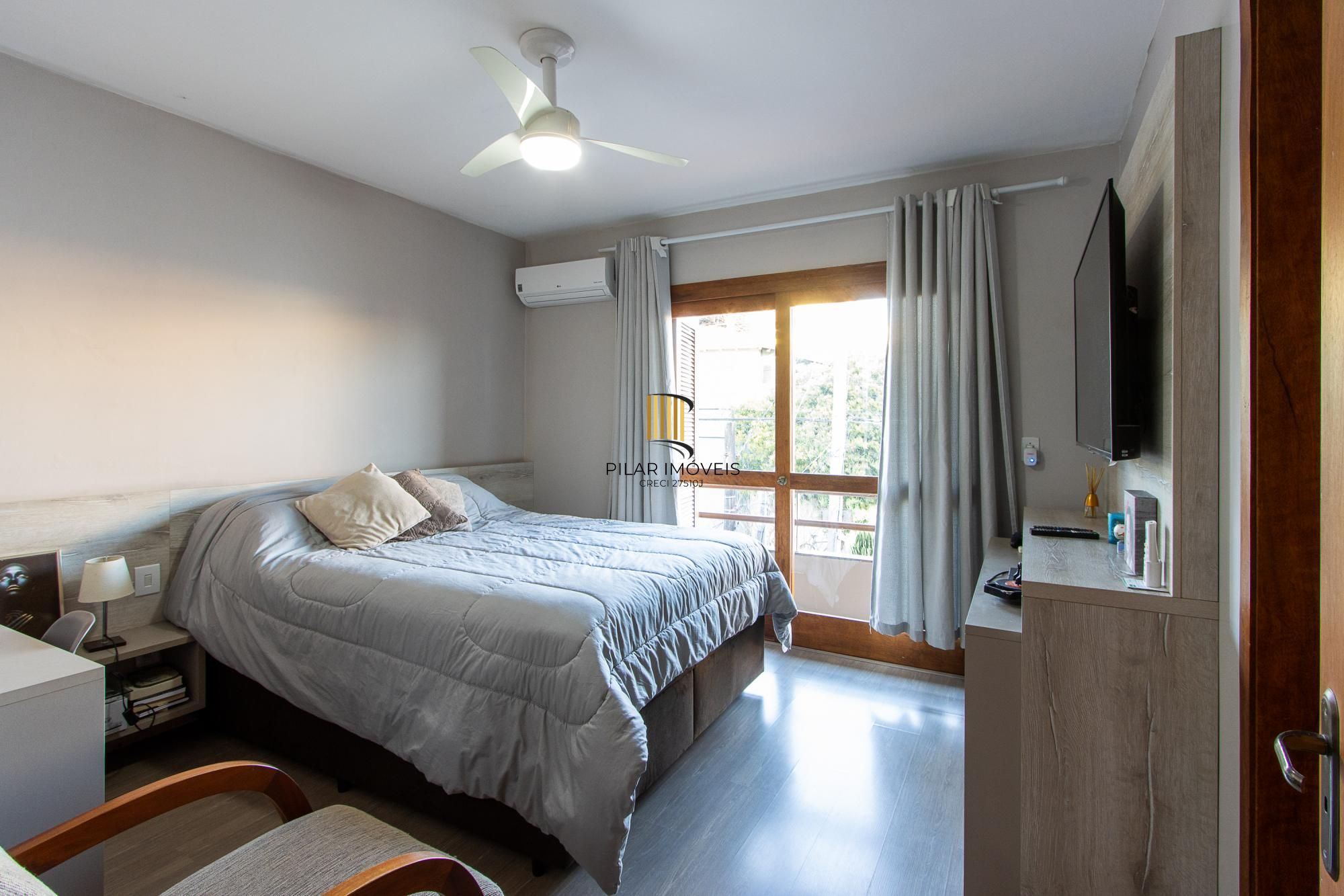 Casa de condomínio, 3 quartos, 1 suíte, piscina e 2 vagas de garagem;