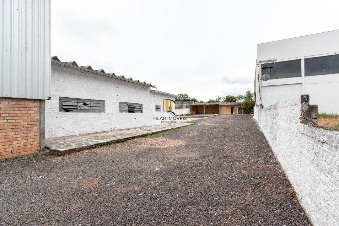 Pavilhão com área construída de cerca de 900m²