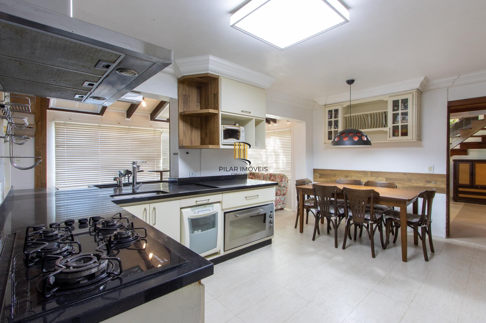Excelente Casa em Condominio Fechado com 440,60m Dormitórios, sendo 2 Suítess