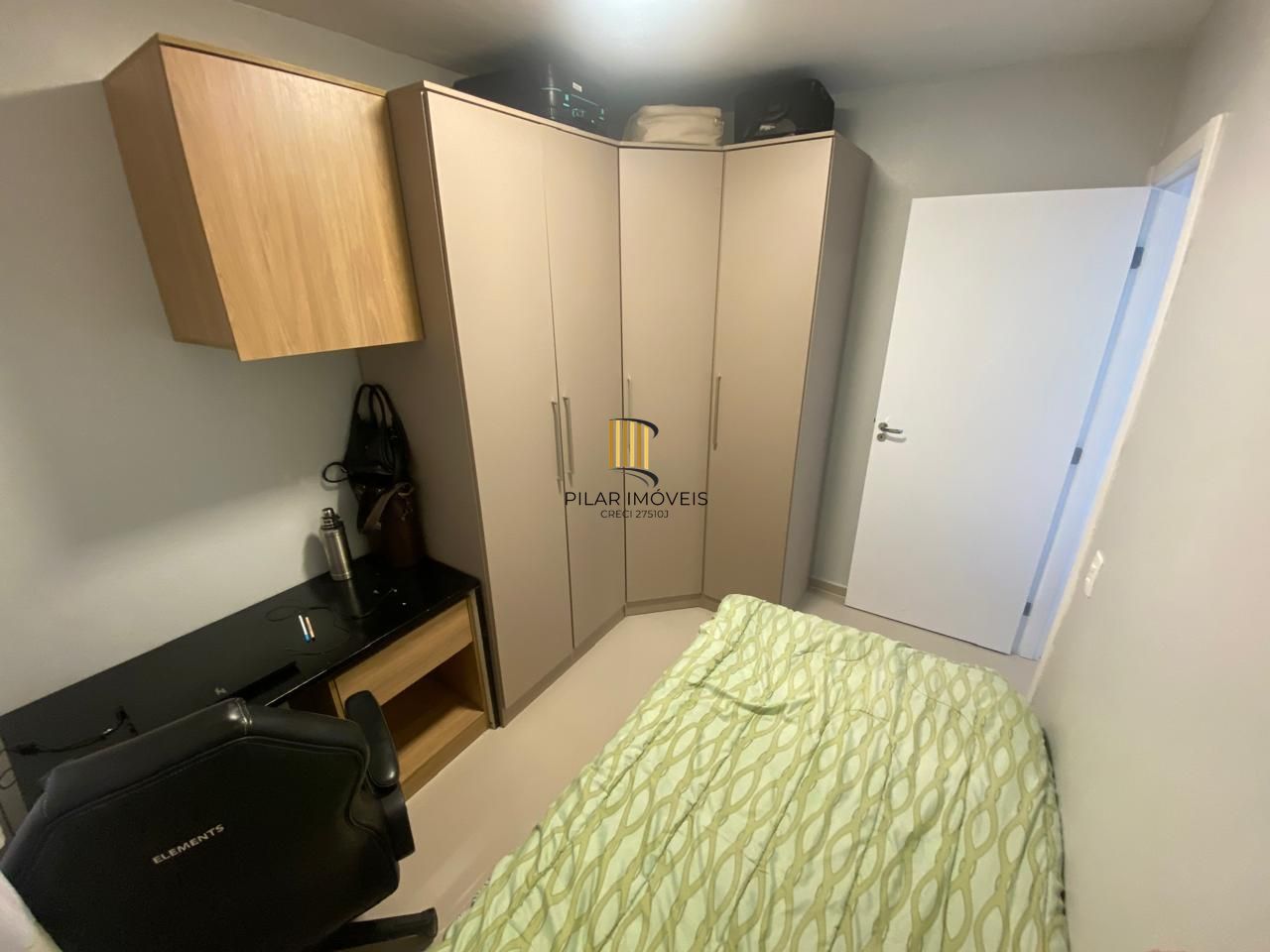 Apartamento de 2 dormitórios, 1 banheiro e 1 vaga.