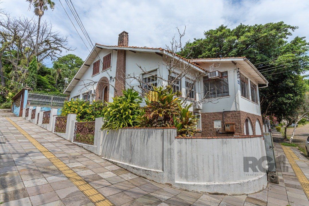 Casa  4 dormitórios, sendo 1 suíte no bairro Menino Deus em Porto Alegre