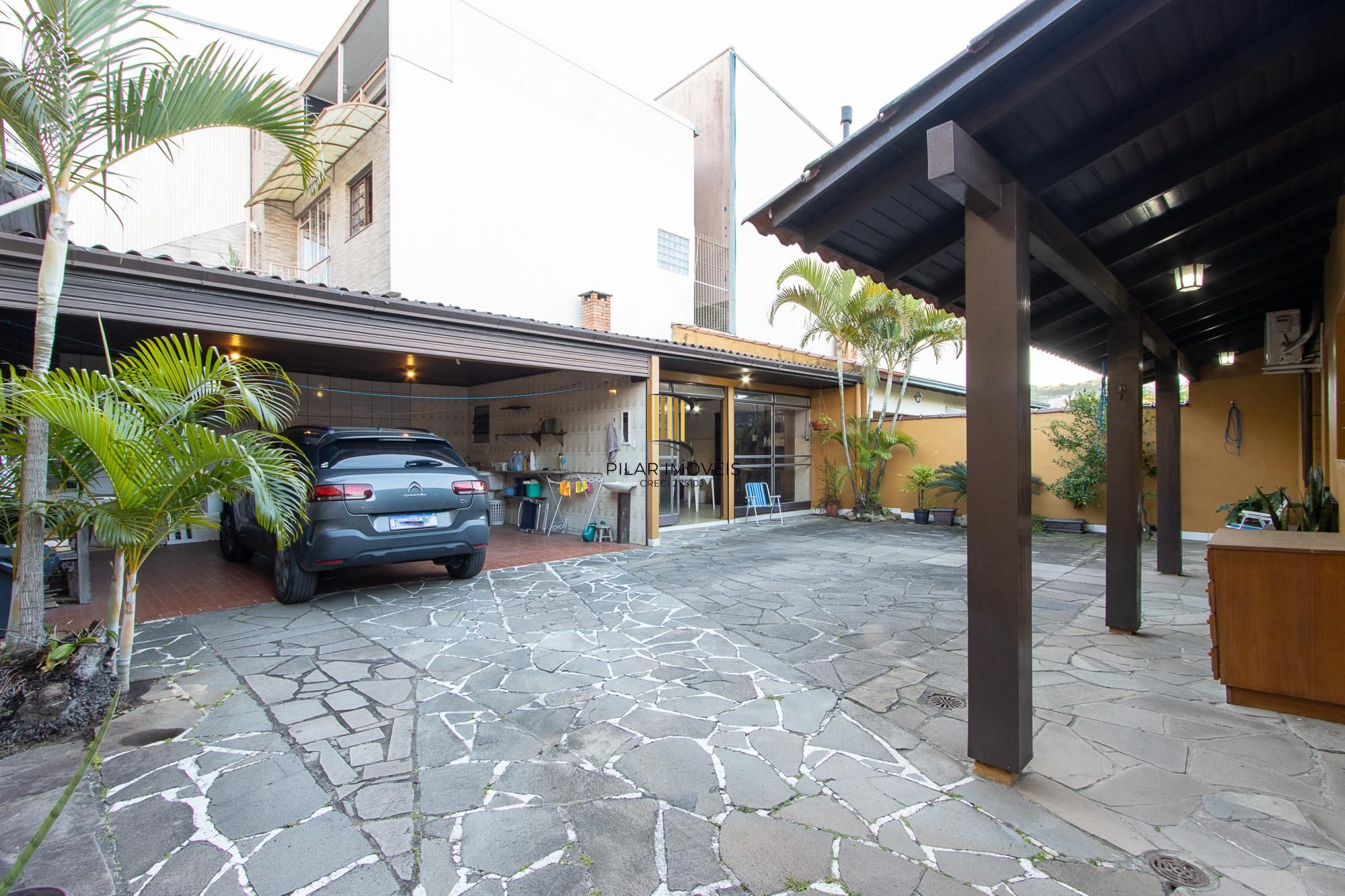 Casa 4 dormitórios no bairro Vila Nova