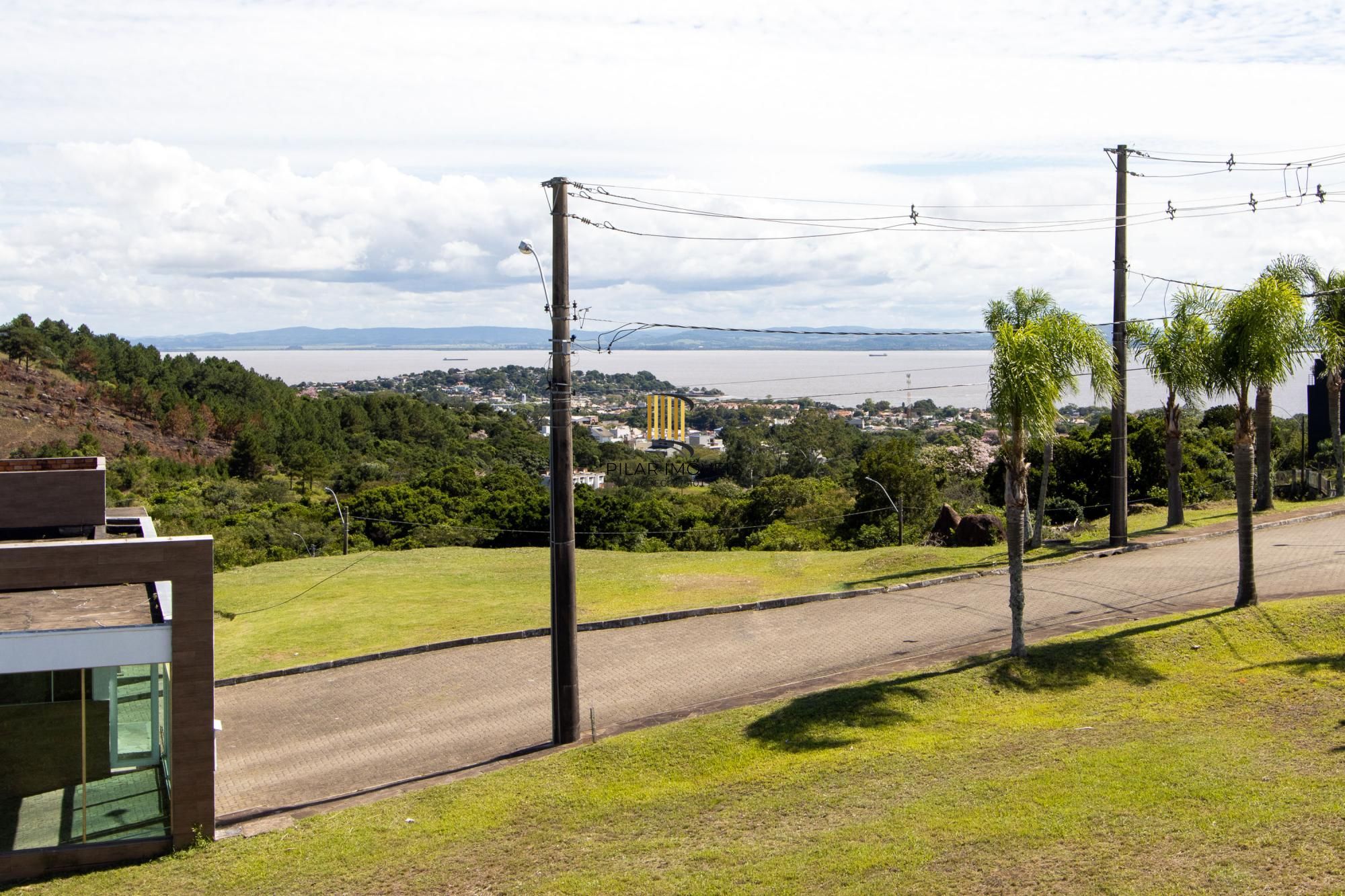 Luxuosa Casa em Condomínio de Alto Padrão com vista para Guaiba