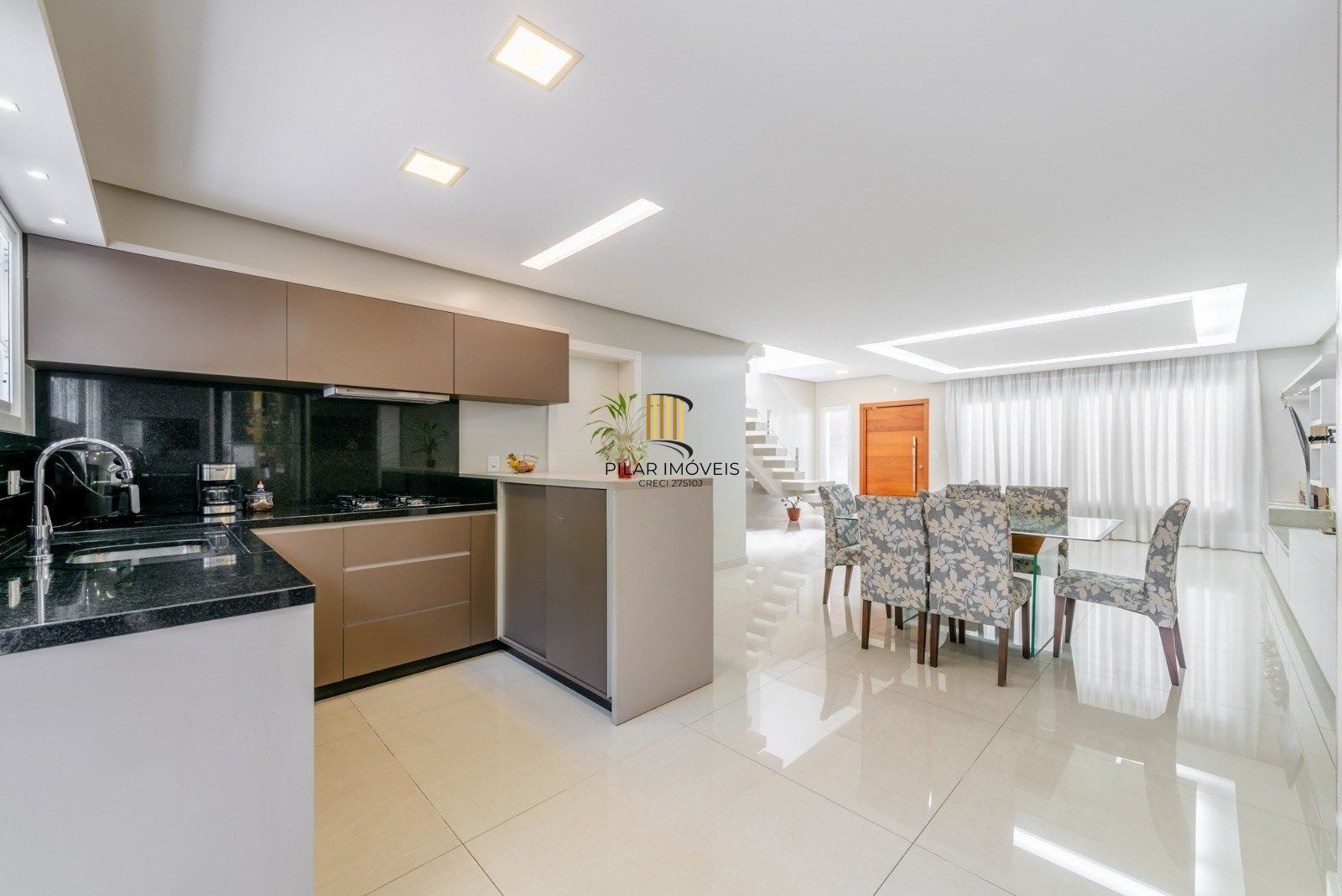 Casa em Condomínio com 228m² e 3 dormitórios, 1 suíte, 3 vagas no bairro Sarandi