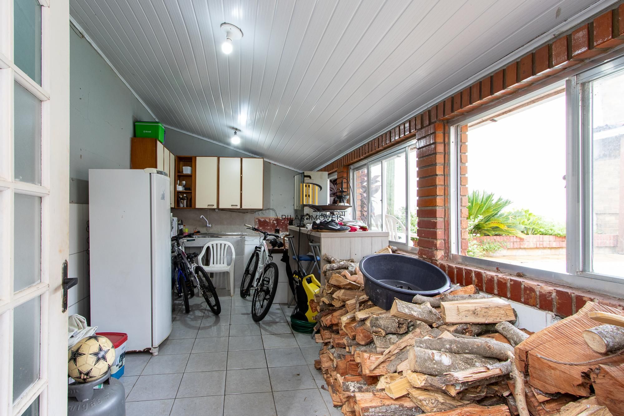 Casa de 4 dormitórios, 2 suítes, piscina, pátio e 2 vagas de garagem.